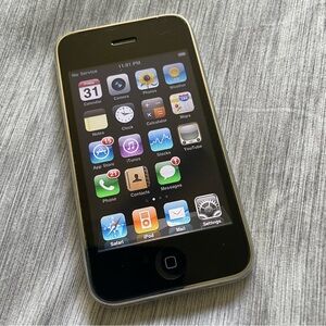 iPhone 3G 16gb used but functioning. White back.